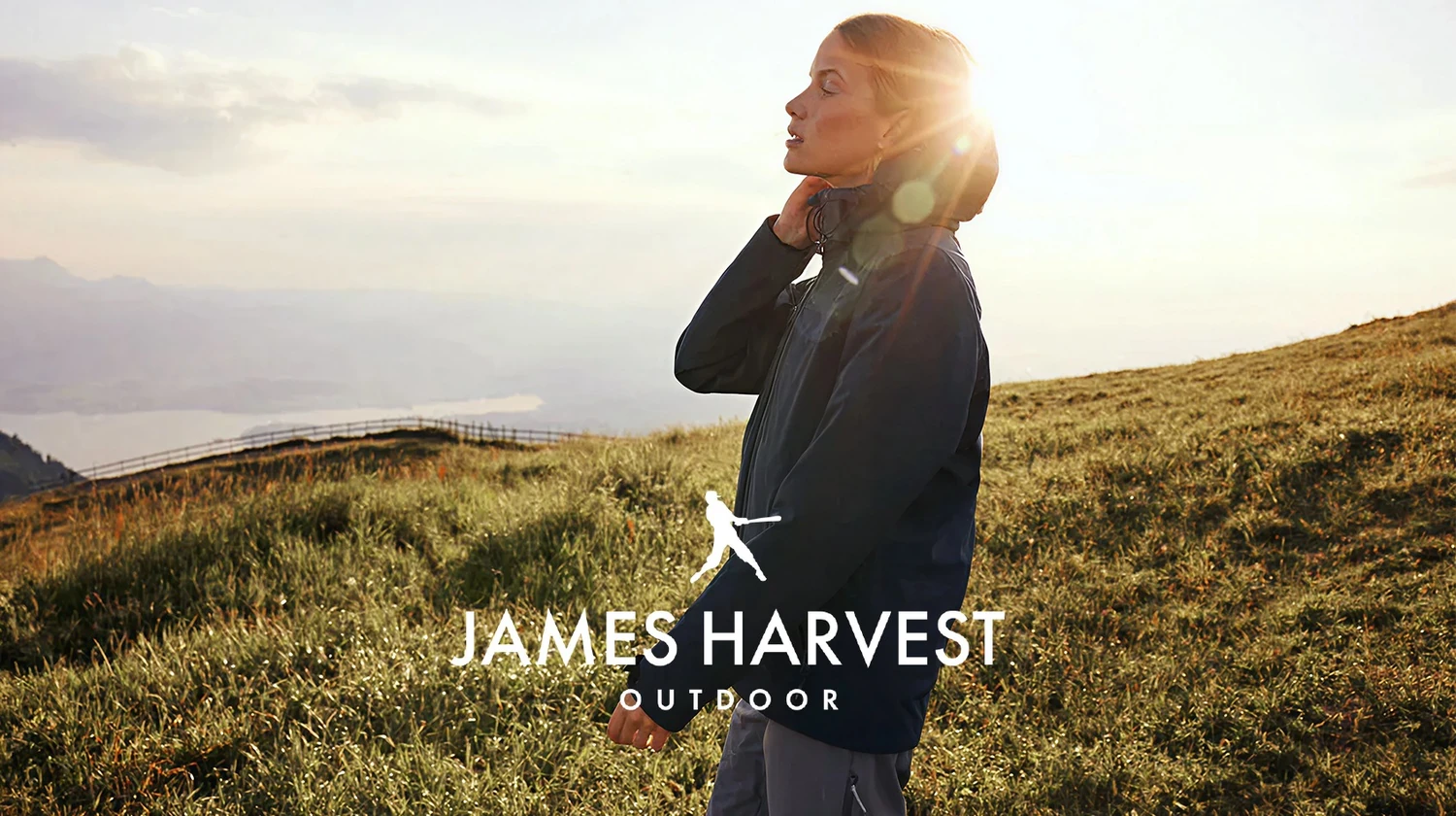 James Harvest Outdoor Kampagne mit Frau in einer Landschaft